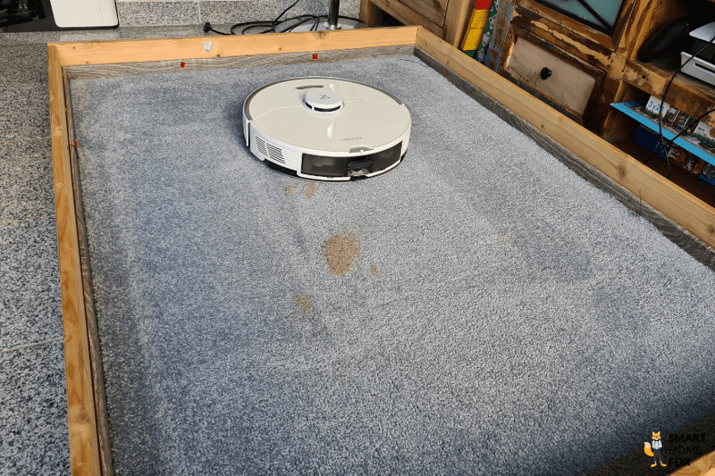 Roborock S7 Pro Ultra beim Sand-Saugtest auf einem hochflorigen Teppich